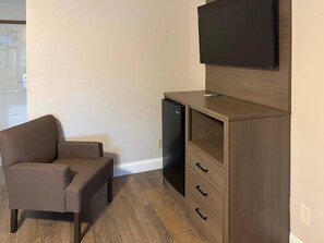Room, 1 King Bed, Non Smoking (Efficiency) | Premium bedding, pillowtop beds, in-room safe, individually decorated - Quality Inn Neosho (Neosho)