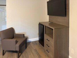 Habitación, 1 cama de matrimonio grande, no fumadores (Efficiency) | Ropa de cama de alta calidad y colchones con acolchado adicional