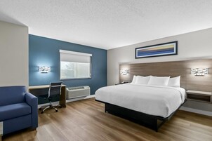 Suite, 1 King Bed, Non Smoking | Desk, rollaway beds, free WiFi, bed sheets