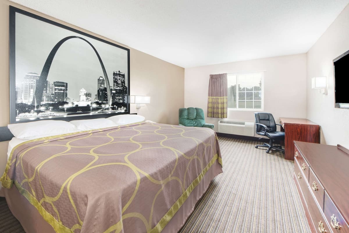 Suite, 1 King Bed, Non Smoking | Desk, rollaway beds, free WiFi, bed sheets