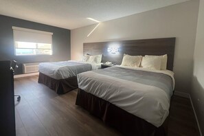 Habitación estándar, 2 camas Queen size, para no fumadores | Escritorio, camas extra, wifi gratis y ropa de cama 
