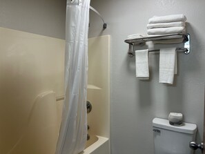 Articles de toilette gratuits, sèche-cheveux, serviettes fournies