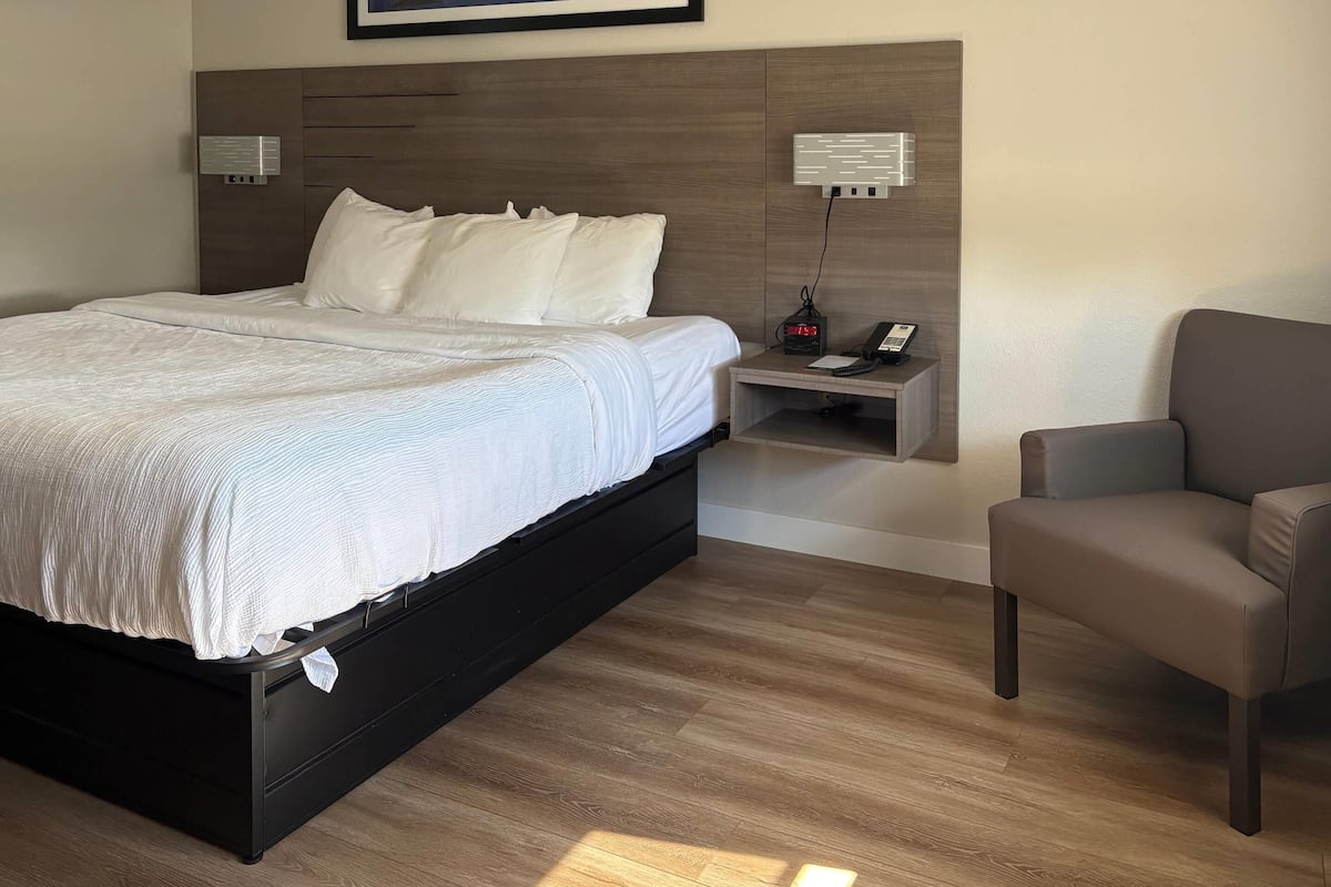 Room, 1 King Bed, Accessible, Non Smoking | Premium bedding, pillow-top beds, in-room safe, individually decorated