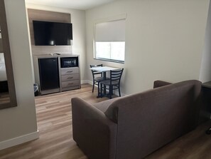 Suite, 1 kingsize bed, niet-roken | Woonruimte | Een 43-inch televisie met satellietzenders