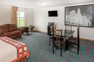 Espacio para trabajar con laptop y cortinas blackout 