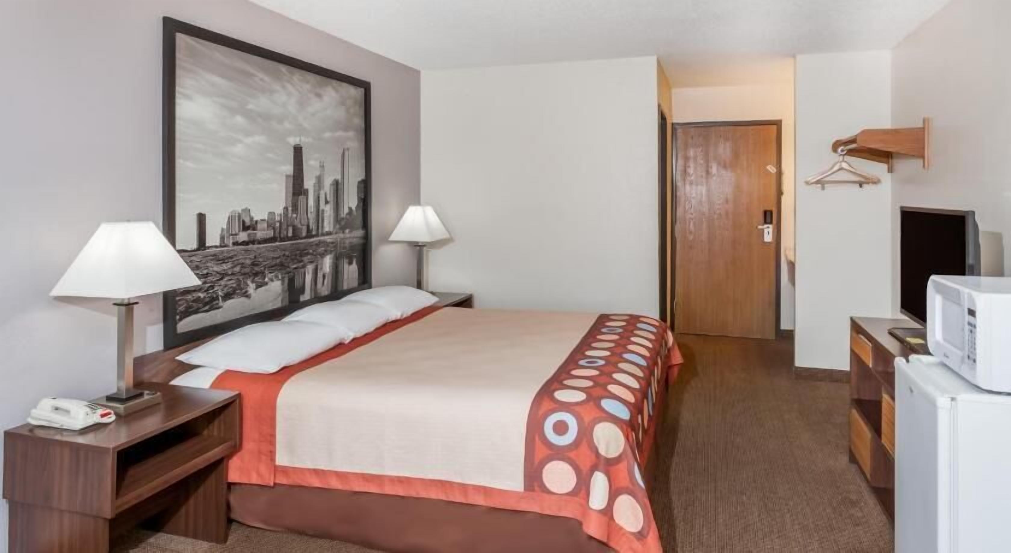 Espacio para trabajar con laptop y cortinas blackout 