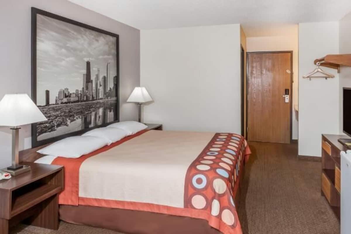 Espacio para trabajar con laptop y cortinas blackout