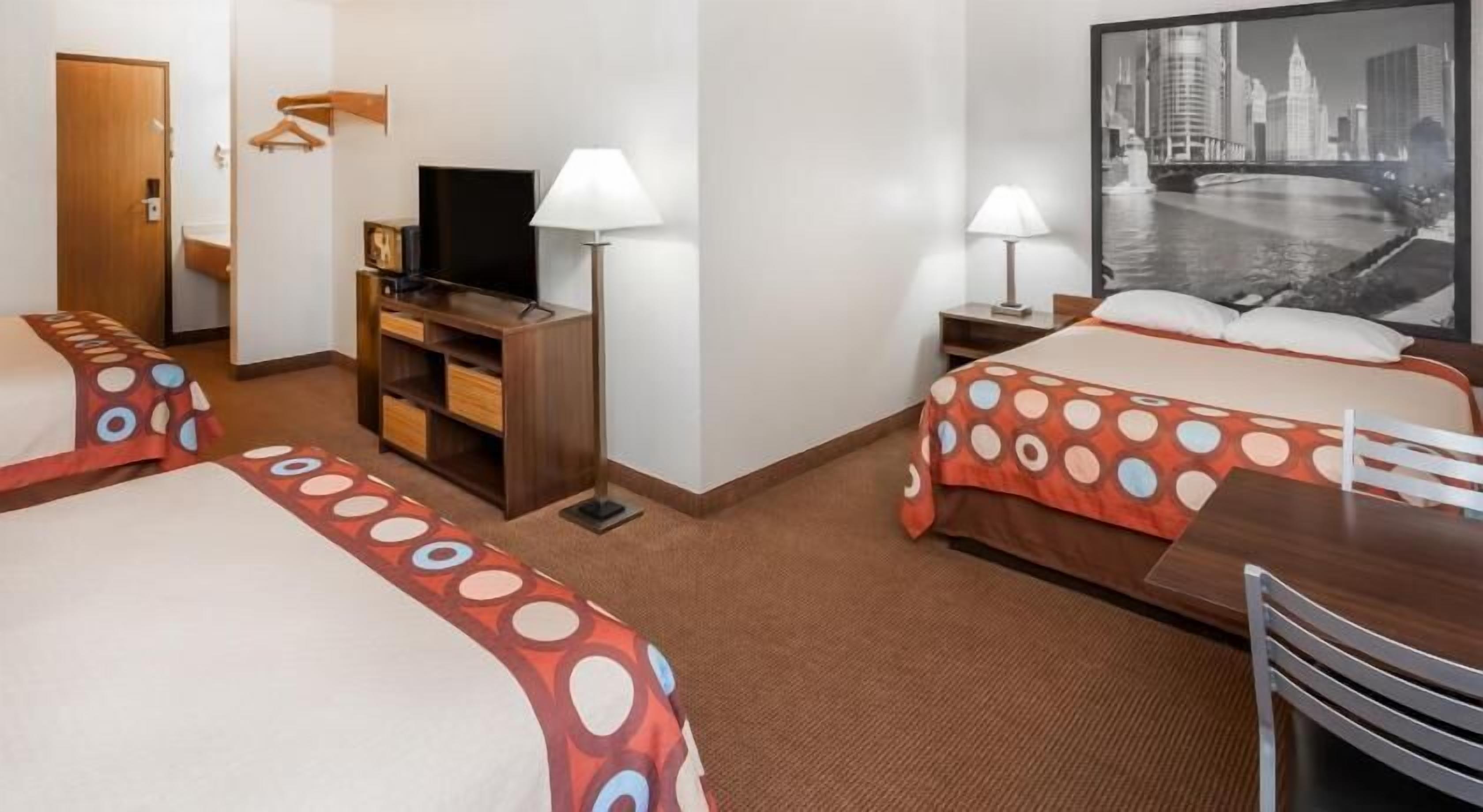 Espacio para trabajar con laptop y cortinas blackout 