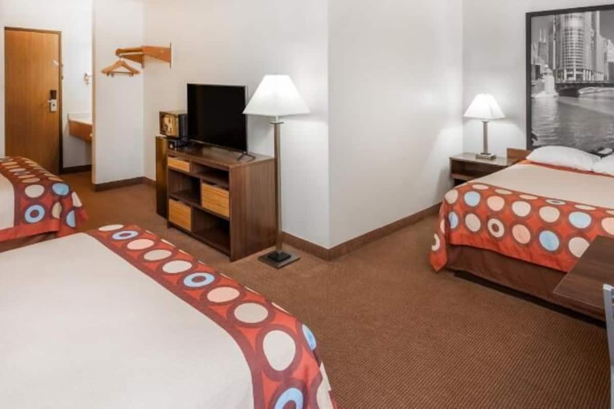 Espacio para trabajar con laptop y cortinas blackout