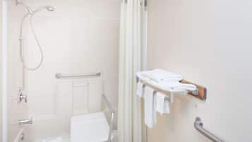 Een bad/douchecombinatie, gratis toiletartikelen, een haardroger