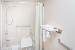 Combined shower/tub, free toiletries, hair dryer, towels