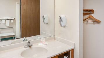 Combined shower/bathtub, free toiletries, hair dryer, towels