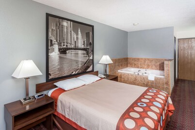 Super 8 by Wyndham Pekin/Peoria Area