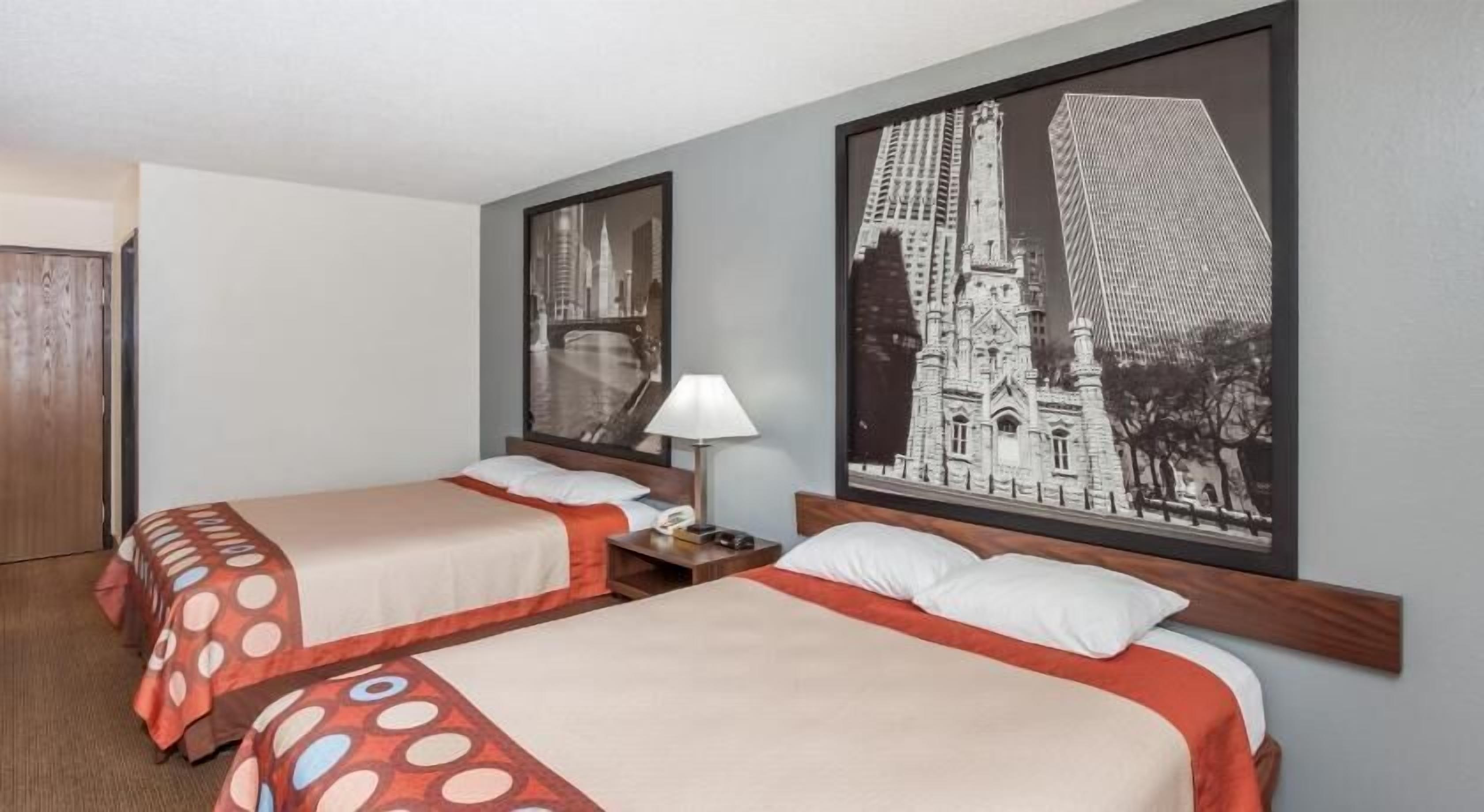 Espacio para trabajar con laptop y cortinas blackout 