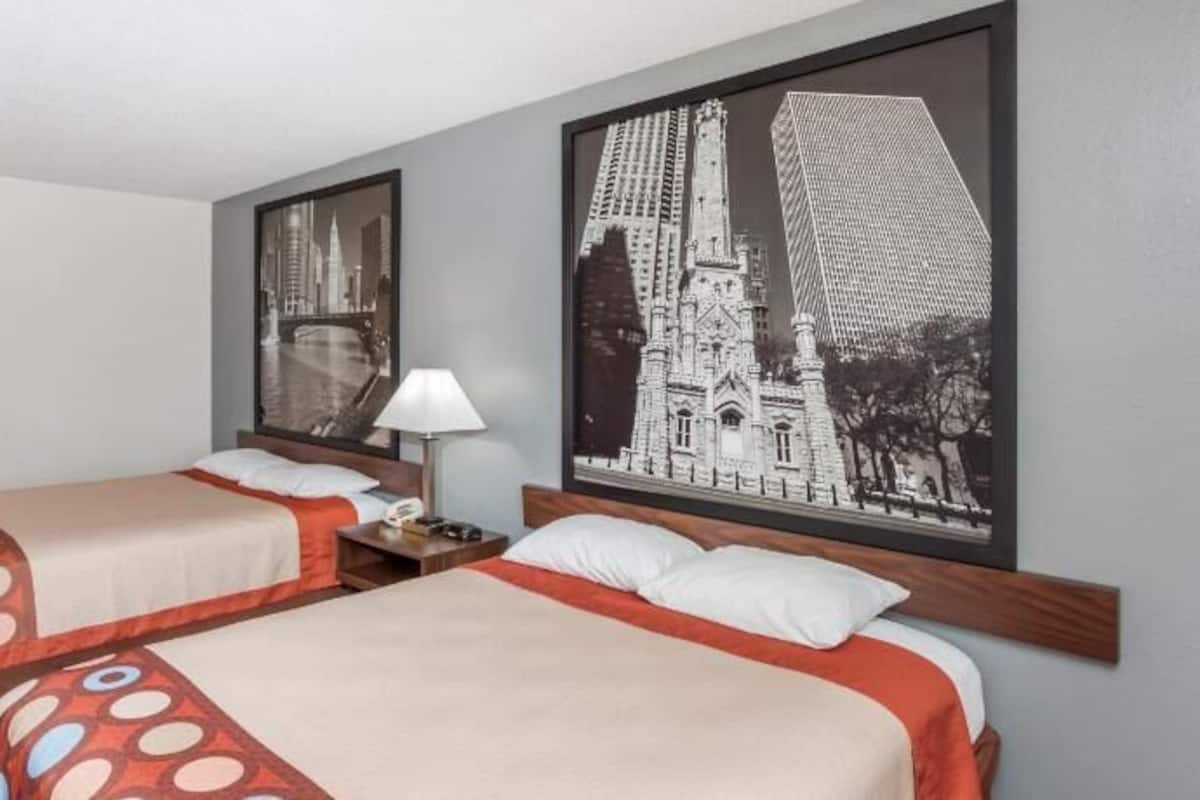 Espacio para trabajar con laptop y cortinas blackout