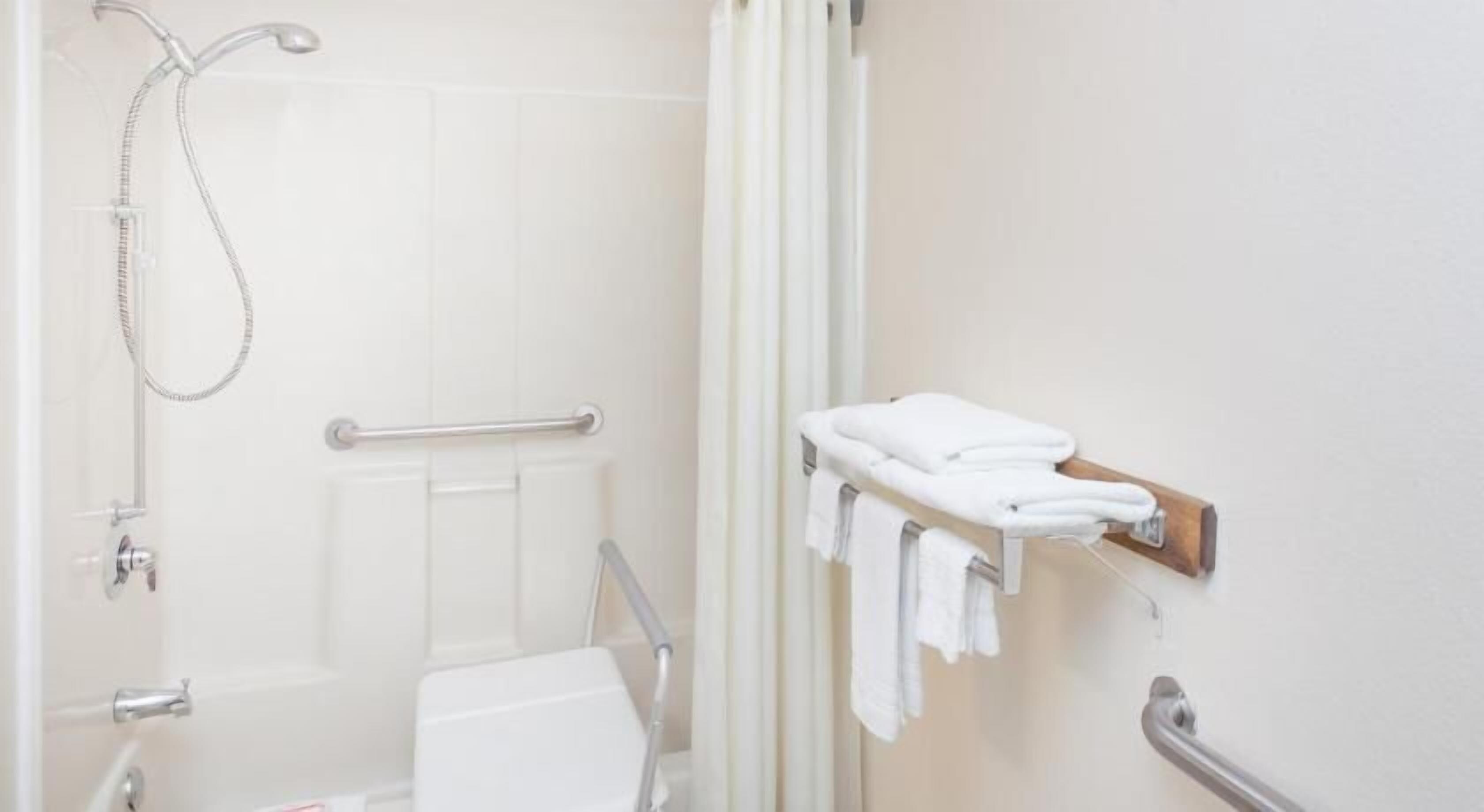 Baño | Tina con regadera, amenidades de baño gratuitas, secadora de cabello 