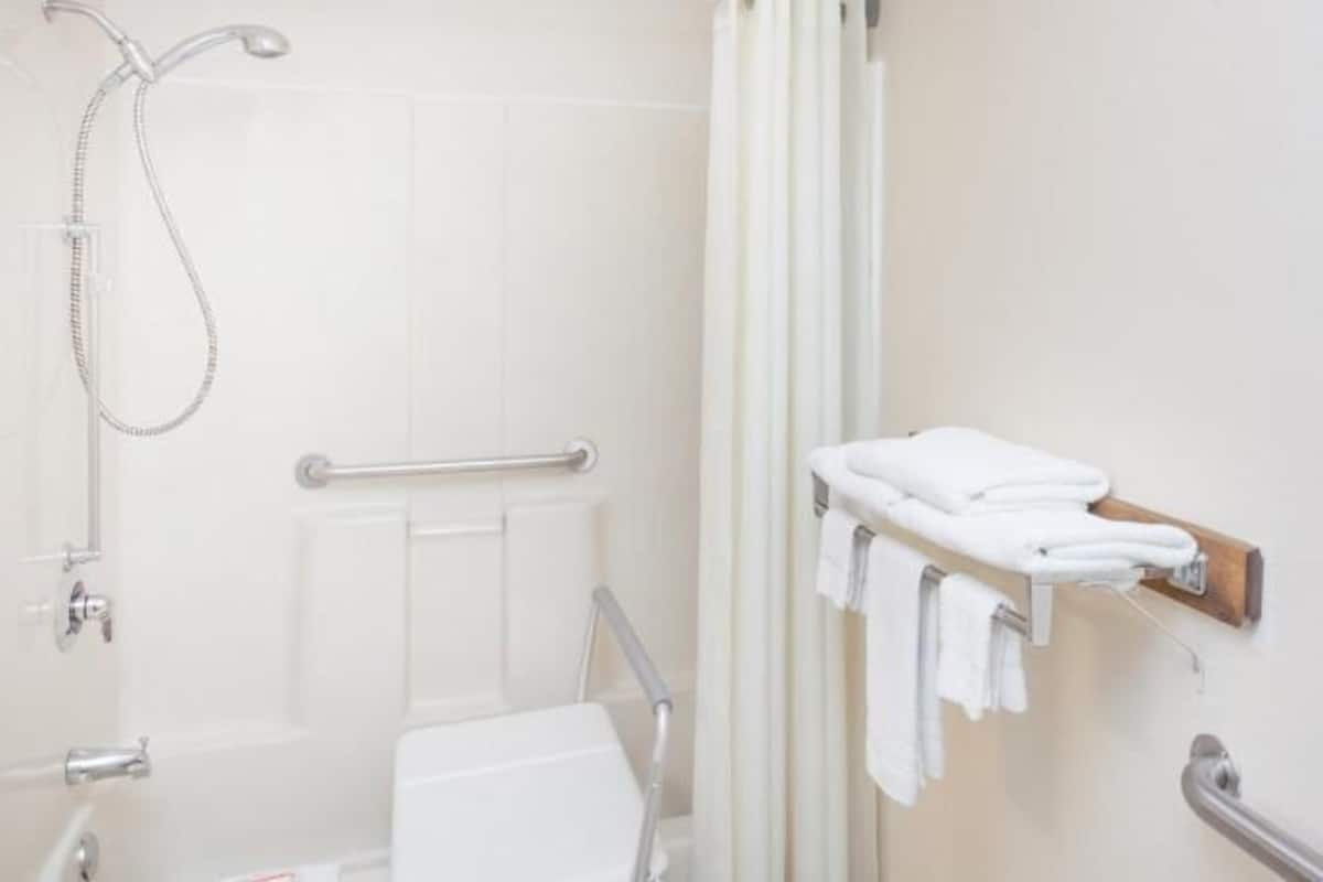 Baño | Tina con regadera, amenidades de baño gratuitas, secadora de cabello
