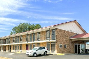 Free self parking - Regal Inn Guntersville Hwy 431 (Guntersville)