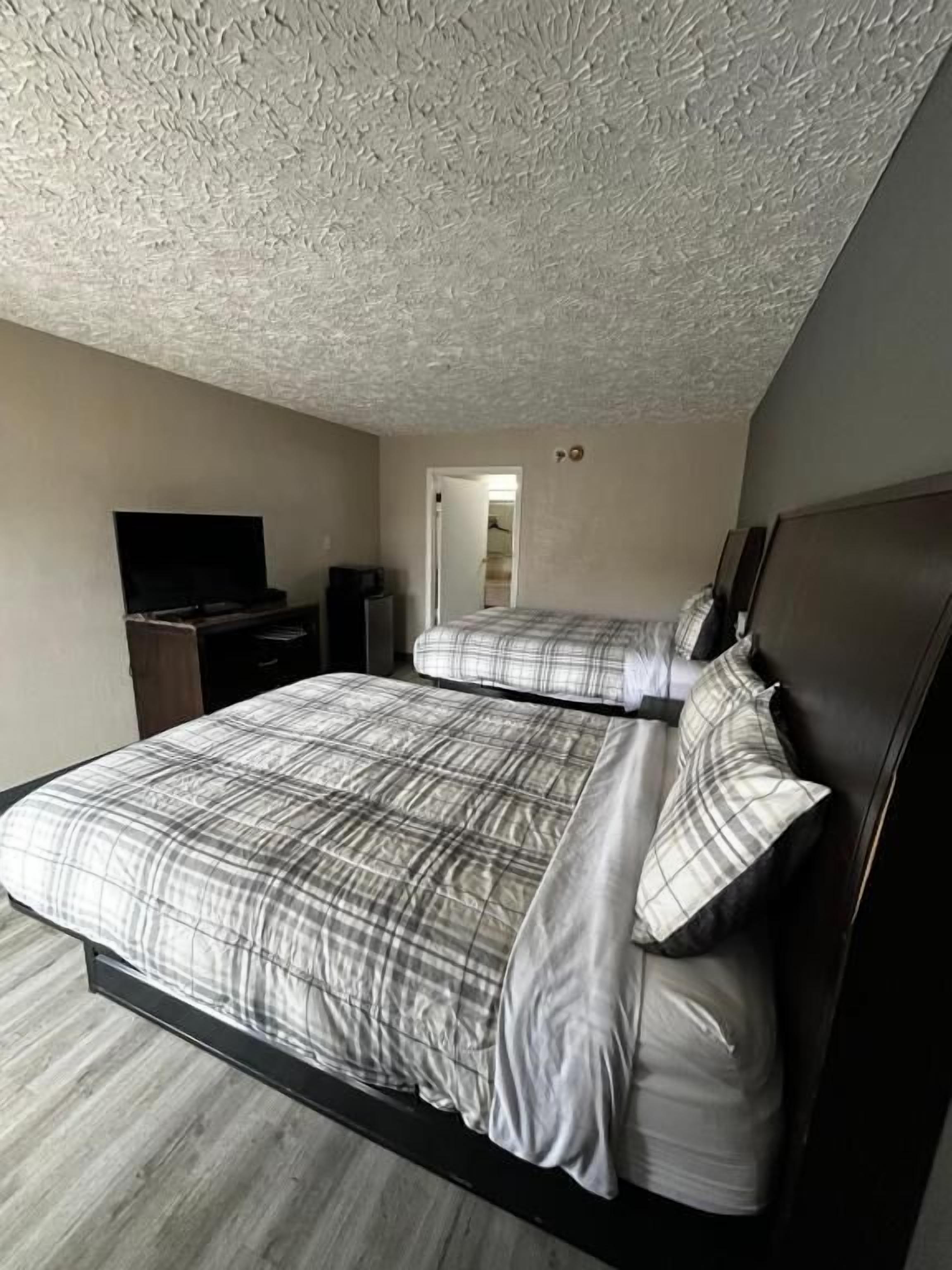 Dobbeltrom, 2 queensize-senger, tilgjengelighetstilpasset badekar, røyk | Minibar, skrivebord, strykejern/-brett og wi-fi (inkludert)