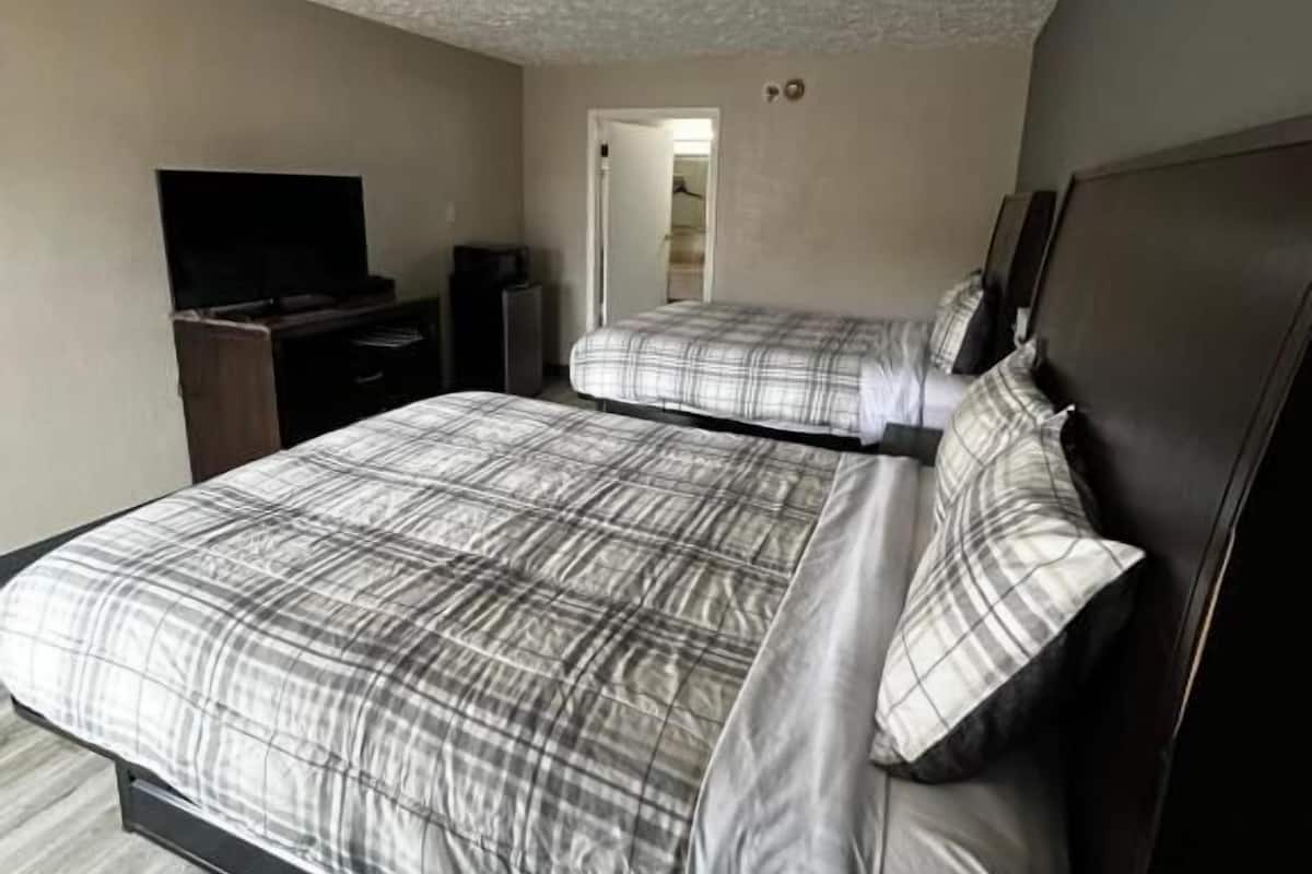 Double Room, 2 Queen Beds, Accessible Bathtub, Smoking | Minibar, desk, iron/ironing board (on request), WiFi