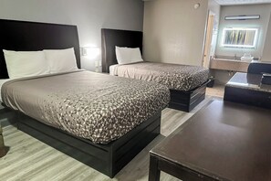 Habitación, 2 camas de matrimonio, bañera accesible, fumadores | Minibar, escritorio, tabla de planchar con plancha y wifi gratis