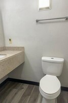 Room, 1 King Bed, Non Smoking | Bathroom | Free toiletries, hair dryer, towels