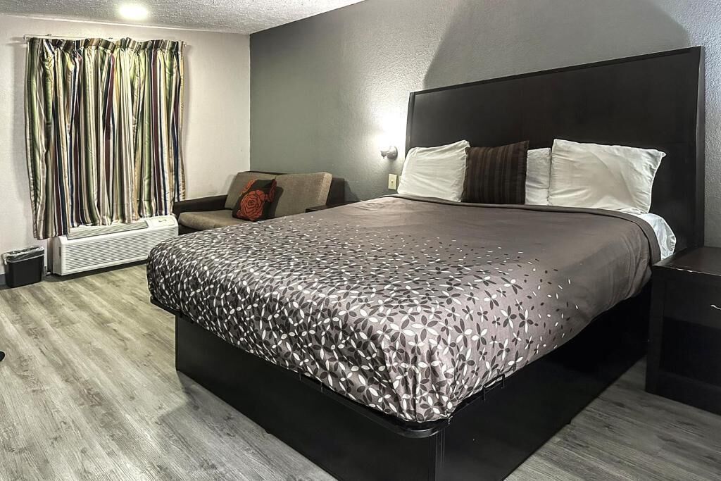 Een minibar, een bureau, een strijkplank/strijkijzer, gratis wifi