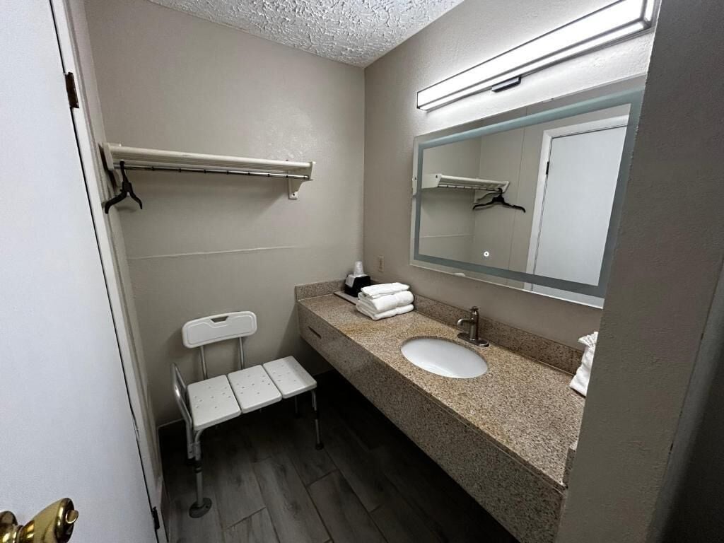Regal Inn Guntersville Hwy 431 — photo 11