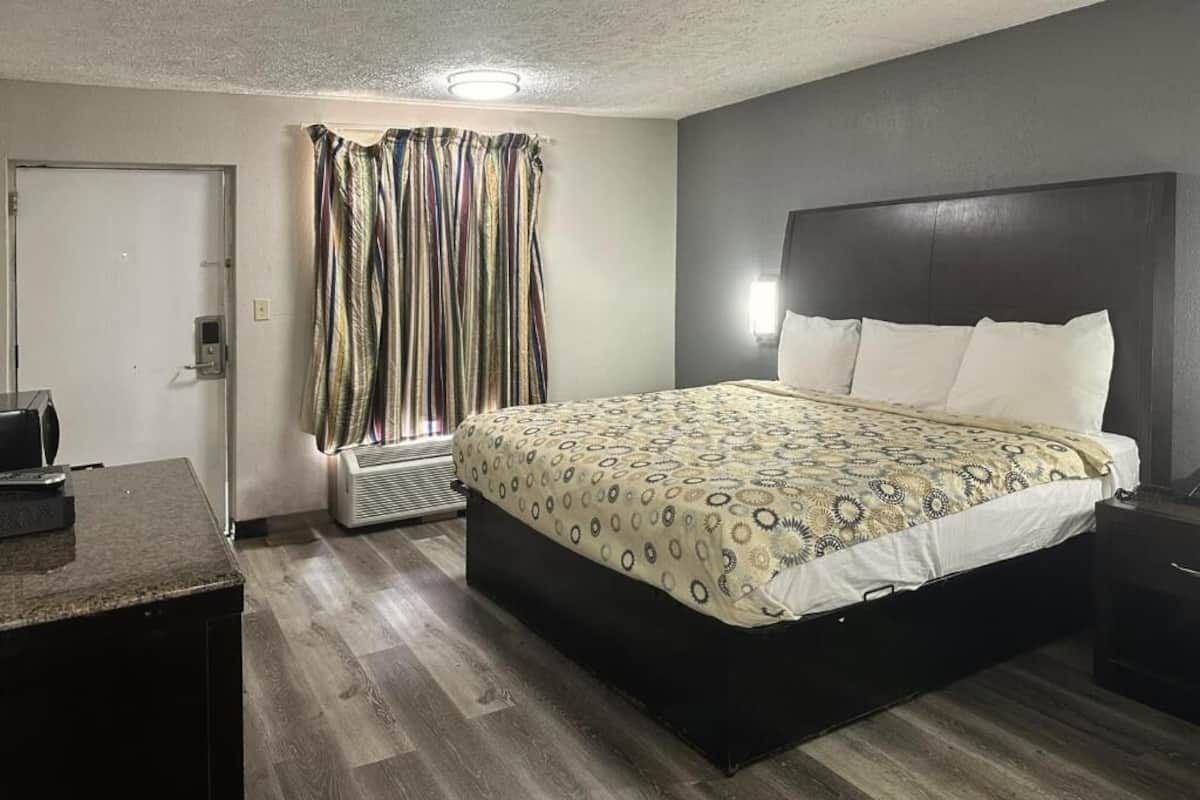 Room, 1 King Bed, Non Smoking | Minibar, desk, iron/ironing board (on request), WiFi