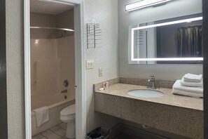 客房, 1 张特大床, 吸烟房 | 浴室 | 免费洗浴用品、吹风机、毛巾