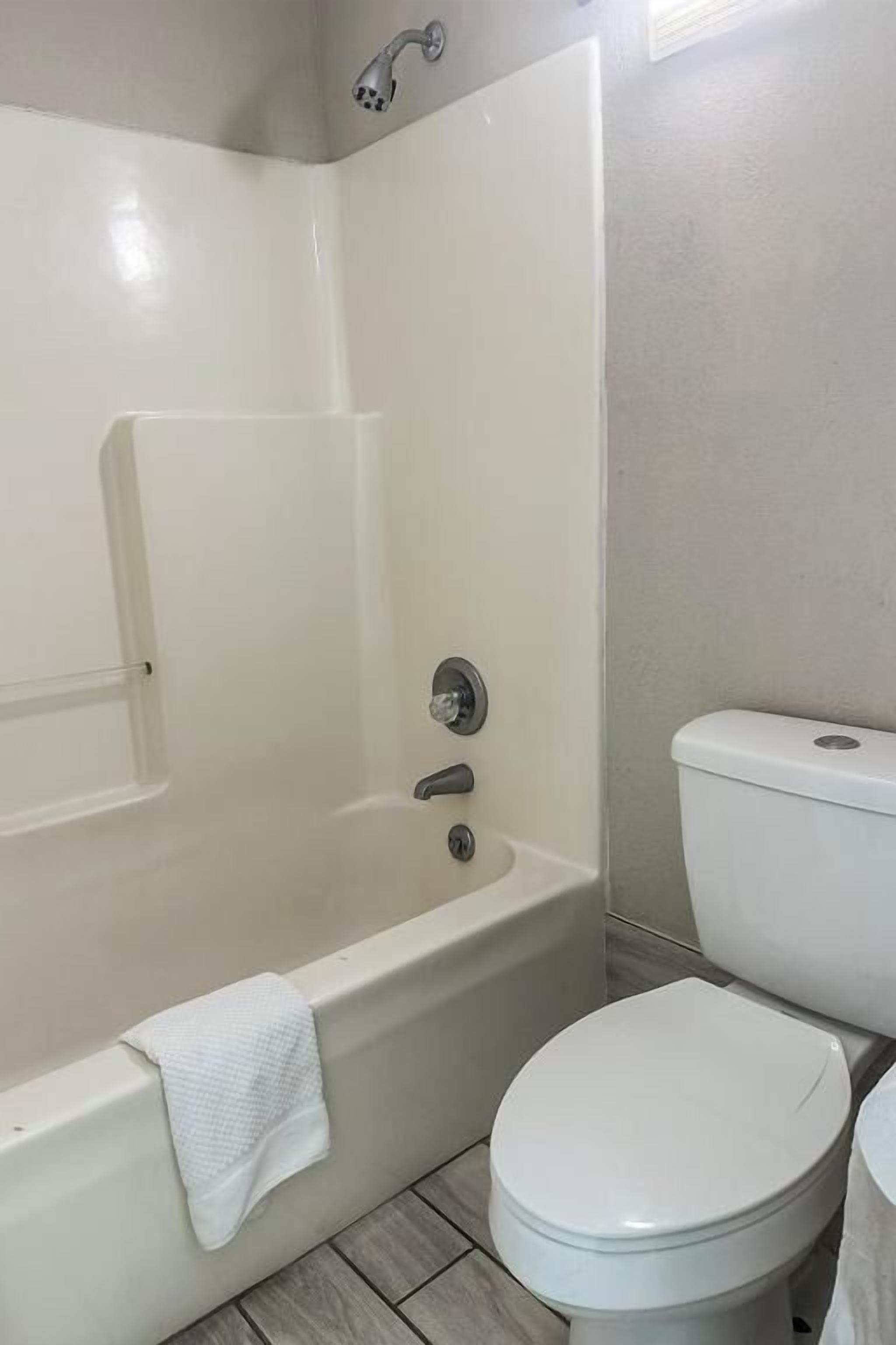 Habitación, 1 cama de matrimonio grande, fumadores | Baño | Artículos de higiene personal gratuitos, secador de pelo y toallas