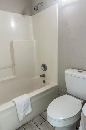 Habitación, 1 cama King size, para fumadores | Baño | Amenidades de baño gratuitas, secadora de cabello, toallas 