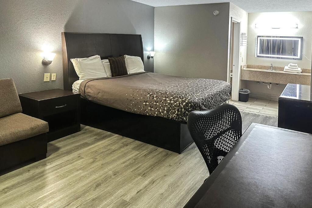 Chambre, 1 très grand lit, fumeurs | Minibar, bureau, fer et planche à repasser, Wi-Fi gratuit