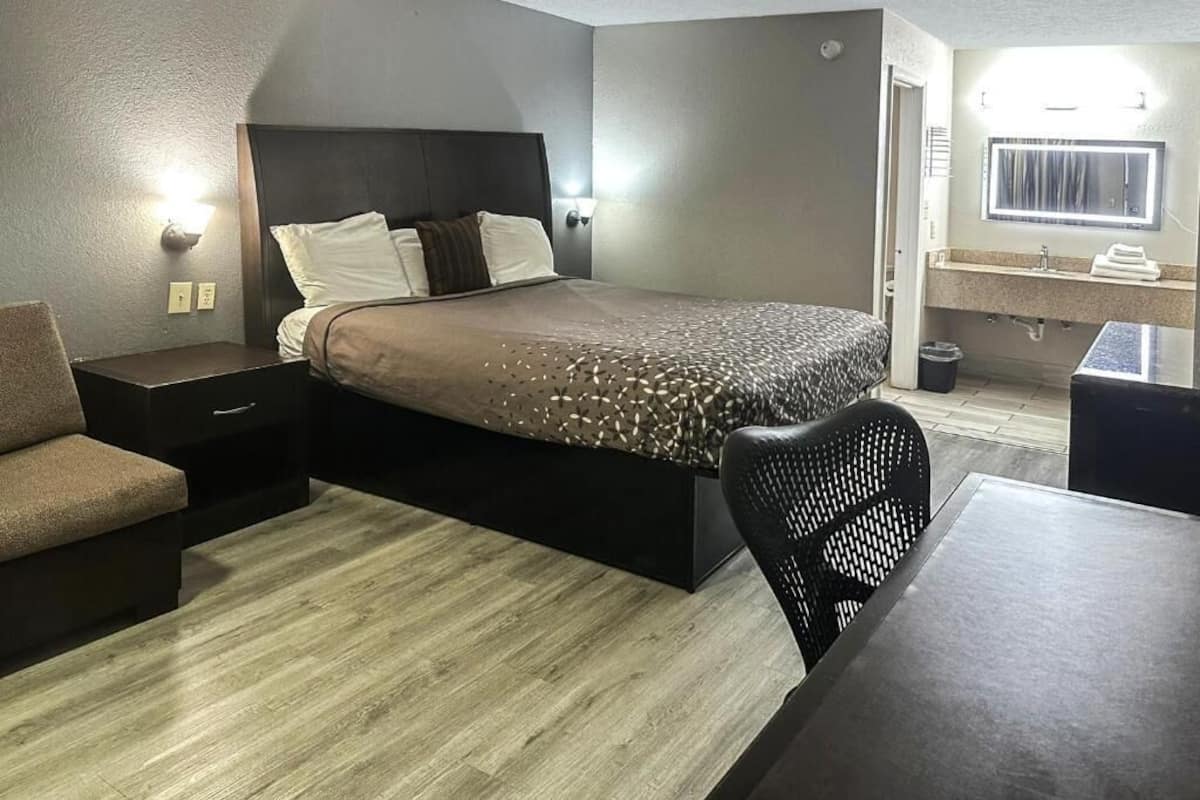 Chambre, 1 trĂšs grand lit, fumeurs | Minibar, bureau, fer et planche Ă repasser, Wi-Fi gratuit