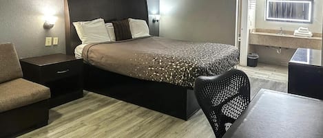 Chambre, 1 très grand lit, fumeurs | Minibar, bureau, fer et planche à repasser, Wi-Fi gratuit