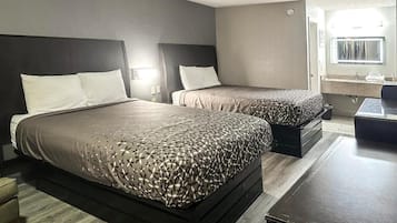 Een minibar, een bureau, een strijkplank/strijkijzer, gratis wifi