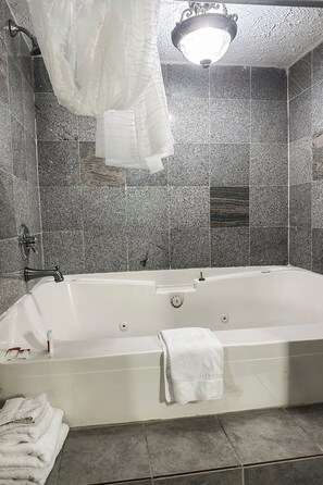 Chambre, 1 très grand lit, non-fumeur | Salle de bain