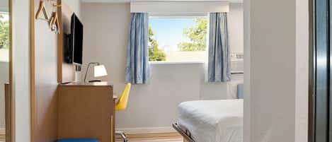 Tallelokero huoneessa, työpöytä, ilmaiset vauvansängyt, lisävuoteet