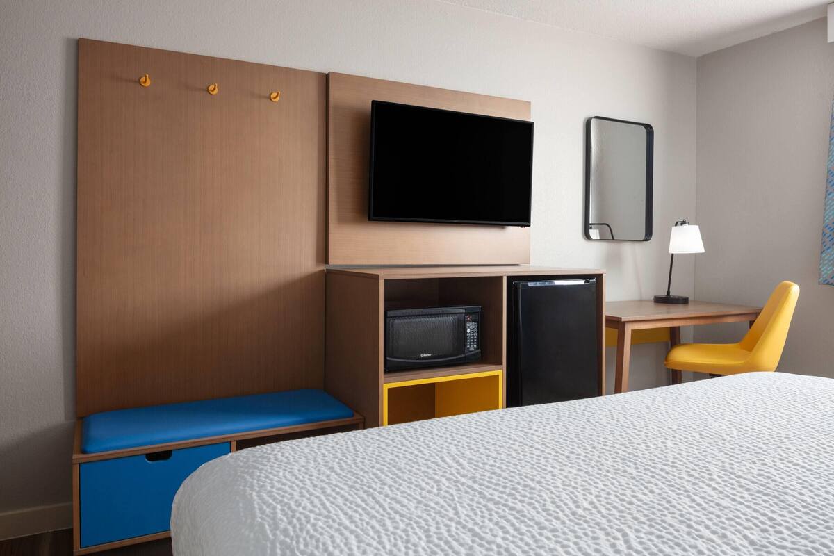 Deluxe Room, 1 King Bed | In-room safe, desk, free cots/infant beds, rollaway beds