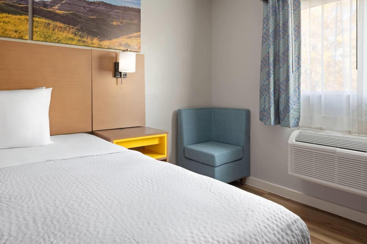 Room, 1 Queen Bed, Non Smoking (Mobility Accessible) | In-room safe, desk, free cots/infant beds, rollaway beds
