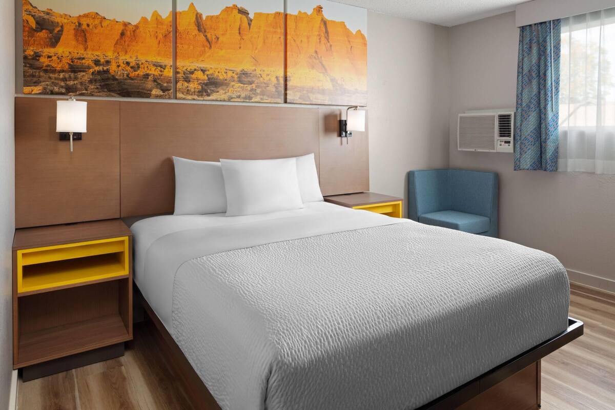 Deluxe Room, 1 Queen Bed, Non Smoking | In-room safe, desk, free cots/infant beds, rollaway beds