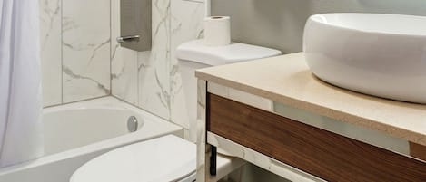 Un baño con ducha, inodoro y lavabo.