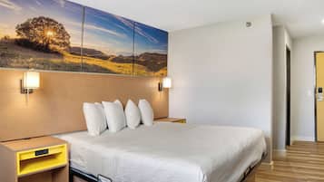 Cofres nos quartos, escrivaninha, berços grátis