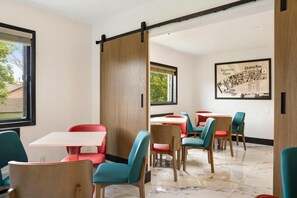 Breakfast area - Days Inn by Wyndham Omaha/West Dodge (Omaha)