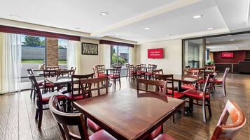 朝食 (コンチネンタル ブレックファスト)、毎日提供 (無料)