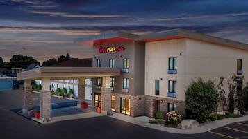 施設の正面 (日没後)