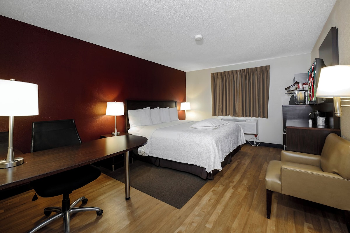 Premium-værelse - 1 kingsize-seng (Upgraded Bedding & Snack, Smoke Free) | 1 soveværelse, mørklægningsgardiner, strygejern/strygebræt