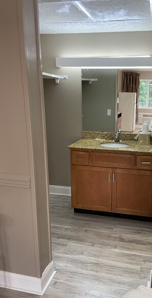 Habitación estándar, varias camas | Lavabo en el baño