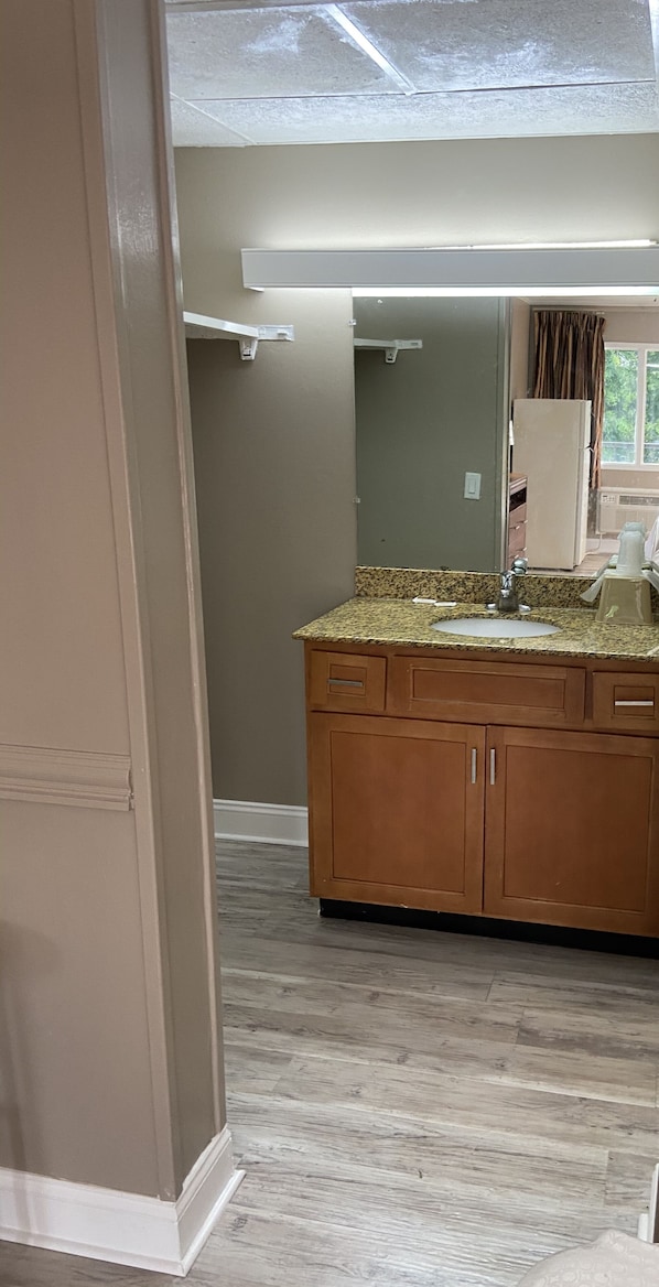 Chambre Standard, Plusieurs lits | Lavabo de la salle de bain