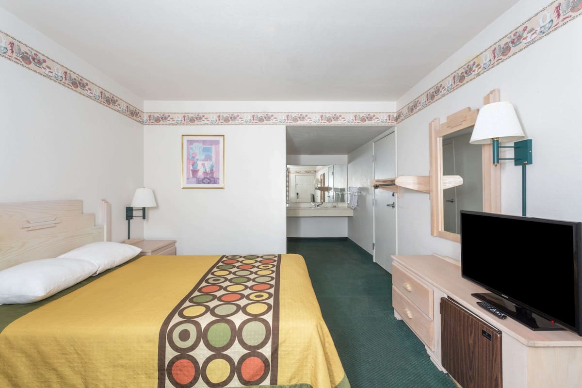 Standard Room, 1 Queen Bed, Accessible | Cribs/infant beds, rollaway beds, free WiFi, bed sheets